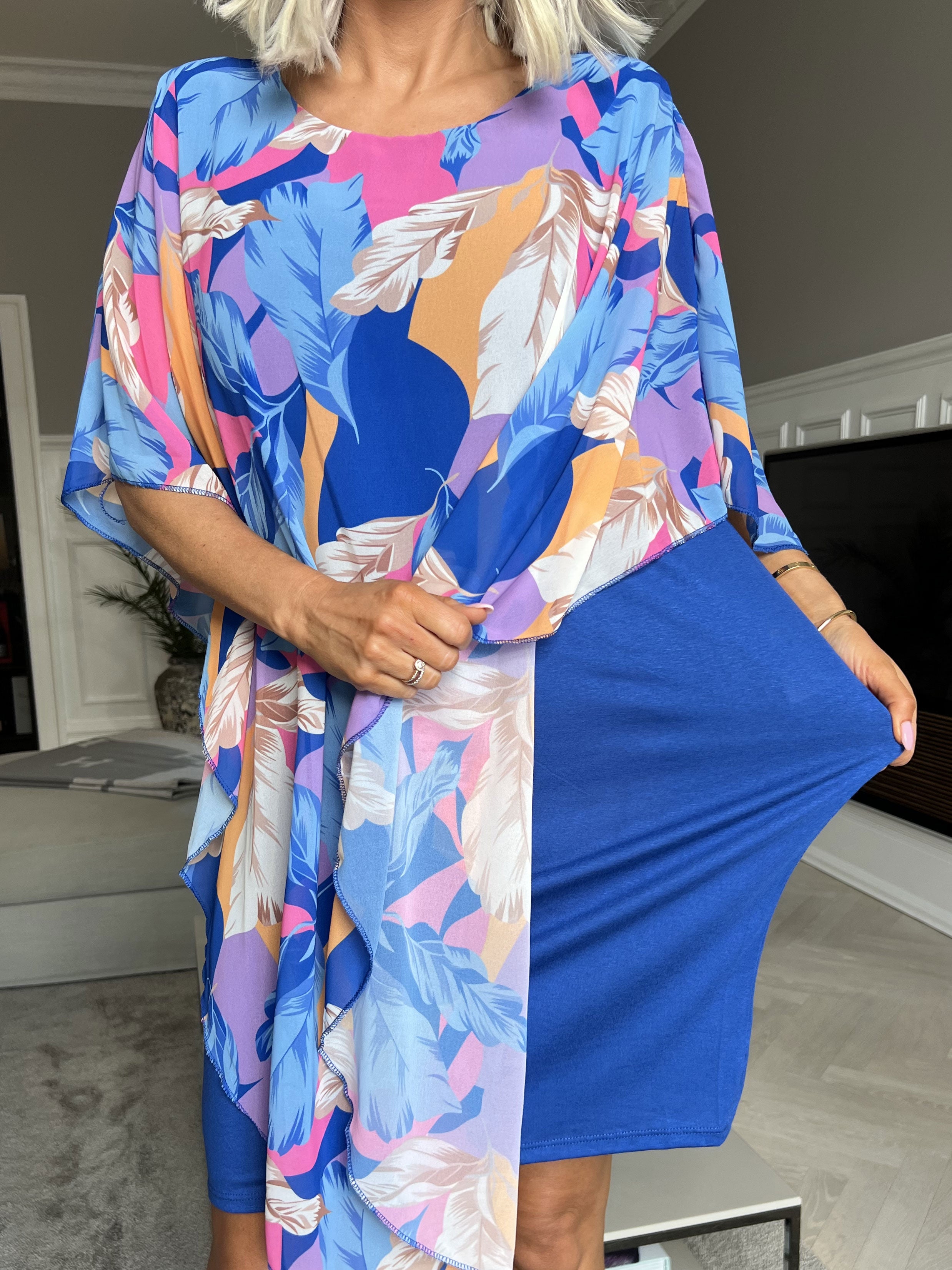 Kenya Feather - Tunikaklänning med mönstrat chiffonglager